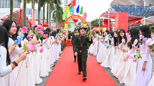 [Фото] Молодые люди столицы с энтузиазмом отправляются на военную службу