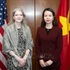 Заместитель министра Нгуен Минь Ханг и Заместитель госсекретаря США Эллисон Хукер. Фото: ВИА