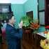 Постоянный член Секретариата Чан Кам Ту чтит память Президента Хо Ши Мина. Фото: Зюи Линь