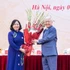Постоянный замсекретаря Парткома НС, бывший Председатель ЦК ОФВ До Ван Тьиен вручает цветы с поздравлением товарищу Буй Тхи Минь Хоай.