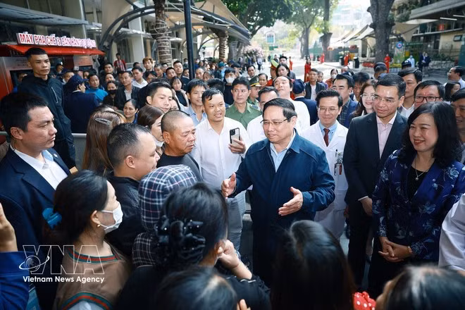 Премьер-министр Фам Минь Тьинь поинтересовался состоянием и поздравил с Тэтом родственников пациентов, проходящих лечение в Больнице Батьмай. (Фото: ВИА)