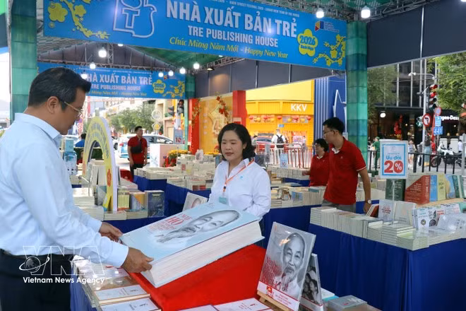 Многие редкие и ценные издания представлены на Фестивале книжной улицы Тэт Бинь Нго 2026. (Фото: ВИА)