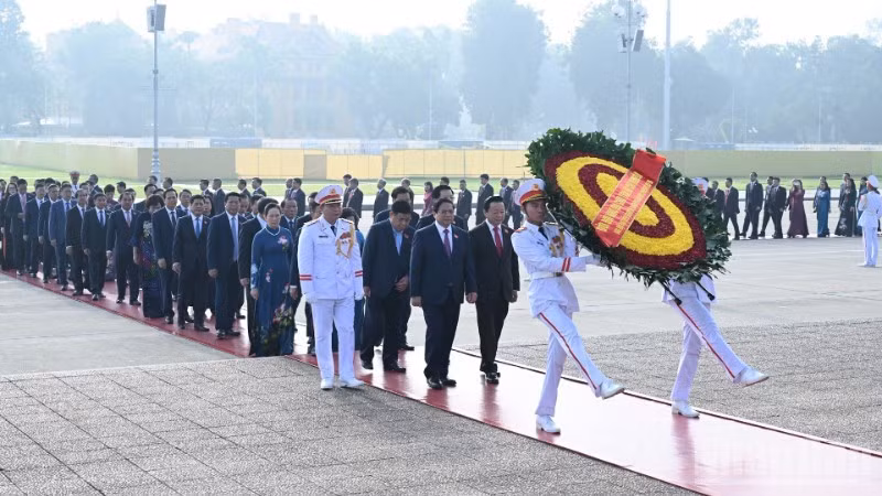 Премьер-министр Фам Минь Тьинь во главе делегации почитает память Президента Хо Ши Мина. (Фото: Чан Хай)