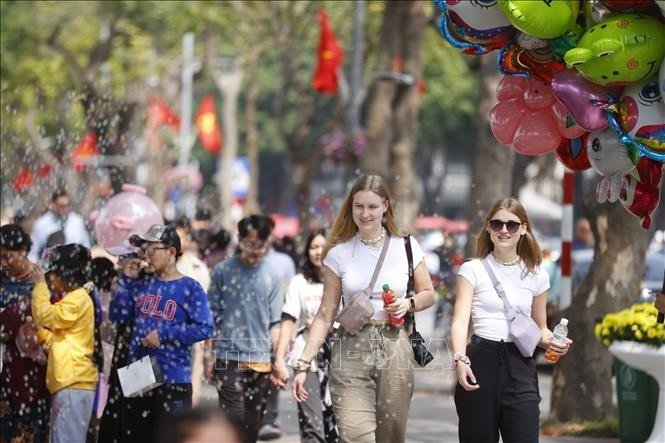 Иностранные туристы осматривают озеро Хоанкием (Ханой). (Фото: ВИА)