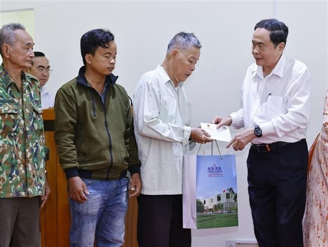 Председатель Национального собрания вручил новогодние подарки семьям льготных категорий и военнослужащим провинции Донгтхап. (Фото: ВИА)