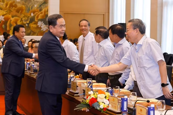 Председатель Национального собрания Чан Тхань Ман приветствует делегатов конференции. (Фото: ВИА)