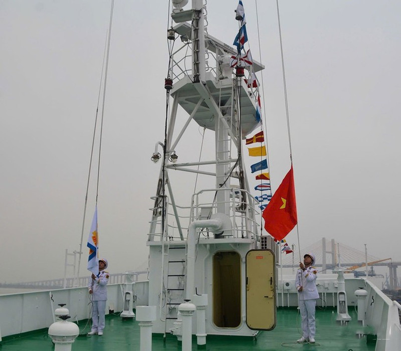 Церемония подъёма флага на корабле 889 «Профессор Гагаринский». (Фото: QĐND)