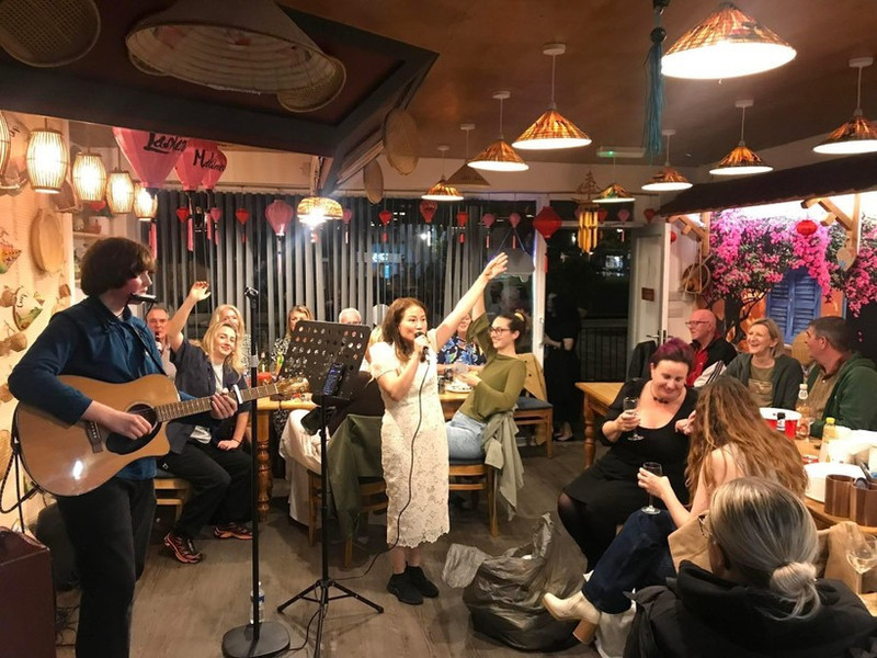 Музыкальное выступление в центре было встречено посетителями с энтузиазмом. (Фото: ВИА)