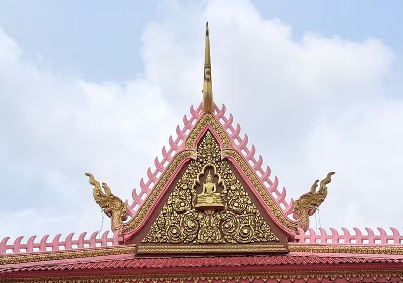 Орнаменты с изображением мифической птицы Круд и драконов, украшающие крышу храма, символизируют силу и защиту в кхмерской культуре. (Фото: ВИА)