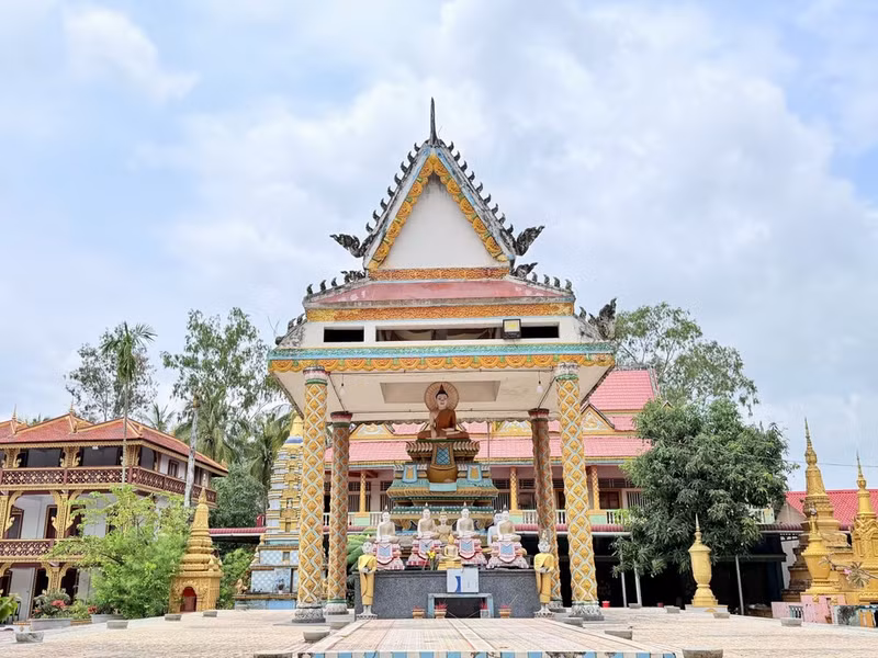 Храмовые сооружения во дворе пагоды несут ярко выраженные черты традиционной кхмерской культуры. (Фото: ВИА)