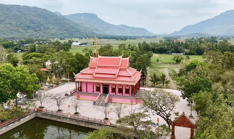 Розовый цвет пагоды выделяется на фоне голубого неба и сельских пейзажей региона Баинуй провинции Анзянг. (Фото: ВИА)