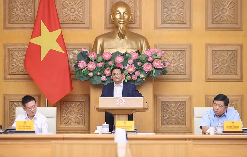 Премьер-министр Фам Минь Тьинь провёл рабочую встречу с Консультативным советом по политике. (Фото: ВИА)