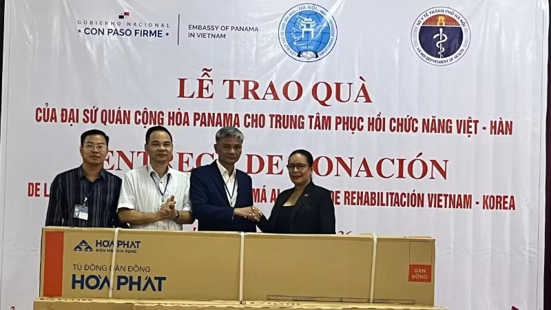 Посол Нубиела Айяла Модес вручает подарки представителю Вьетнамско-южнокорейского центра реабилитации. (Фото: Посольство Панамы во Вьетнаме)