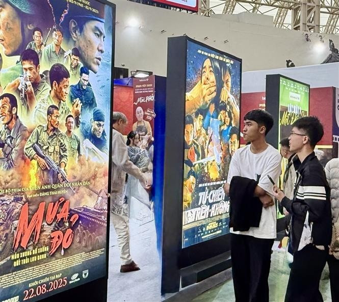 Посетители с интересом знакомятся с киноразделом на Осенней ярмарке (Фото: ВИА)