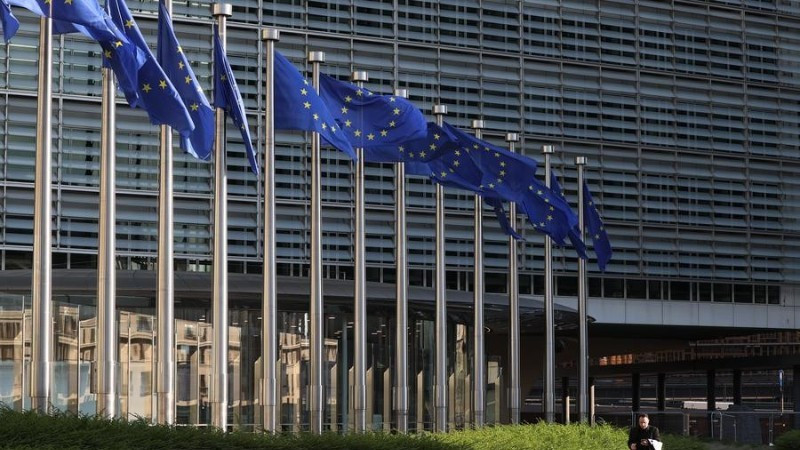 Флаг Европейского союза развевается у штаб-квартиры Еврокомиссии в Брюсселе (Бельгия). (Фото: Синьхуа)