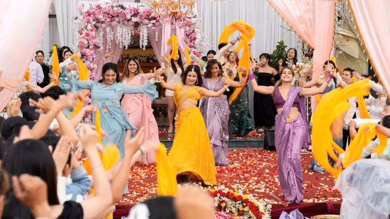 Индийские актеры во время съемки во Вьетнаме.