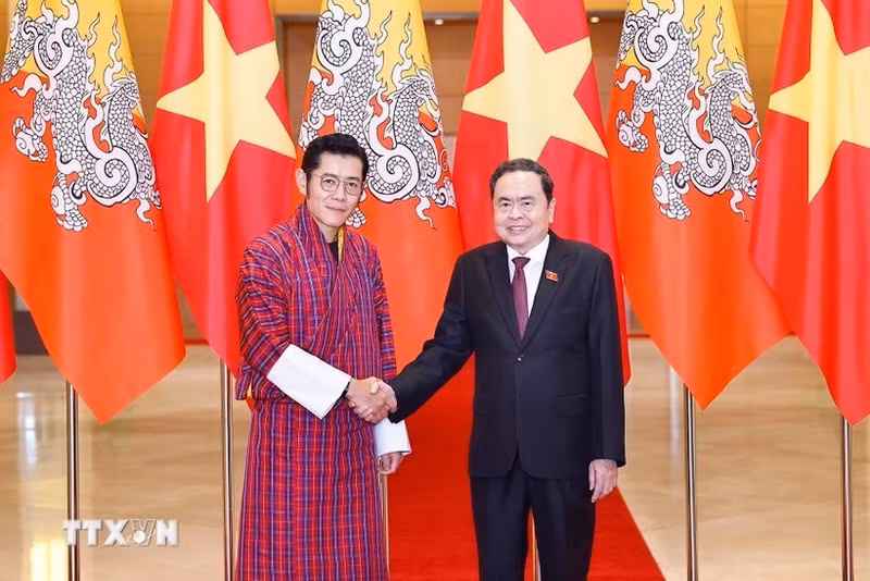 Председатель Национального собрания Чан Тхань Ман (слева направо) и Король Бутана Джигме Кхесар Намгьел Вангчук. (Фото: ВИA)