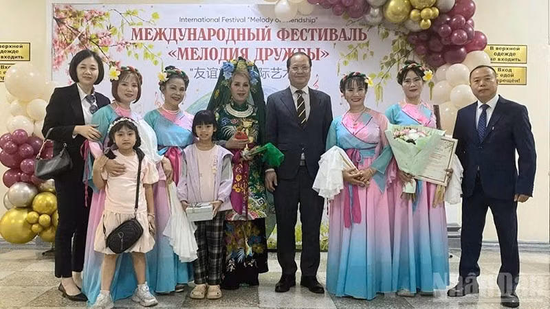 Генеральный консул Нгуен Вьет Киен (в центре), Заместитель председателя Общества вьетнамцев в Приморском крае Дао Мань Зунг (крайний справа), сотрудники Генерального консульства и художественный коллектив вьетнамской общины принимают участие в культурной программе фестиваля.