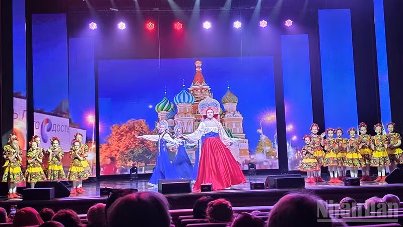 Выступление представителей России на фестивале.