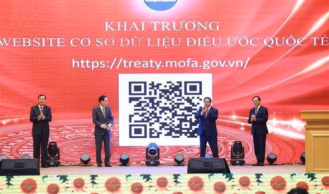 Премьер-министр Фам Минь Тьинь и руководство МИД открывают Базу данных по международным договорам. (Фото: ВИА)
