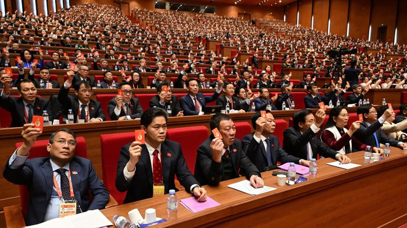 Делегаты голосуют на заседании 22 января. (Фото: Чан Хай)