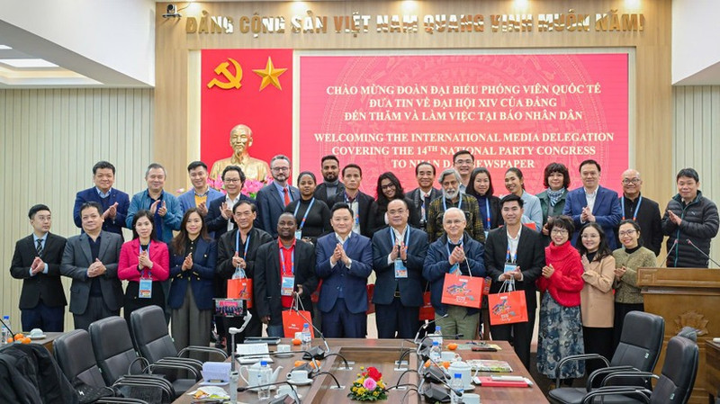 Руководители и сотрудники газеты «Нянзан», представители Министерства иностранных дел и группа иностранных журналистов фотографируются на память. (Фото: Бао Лонг)