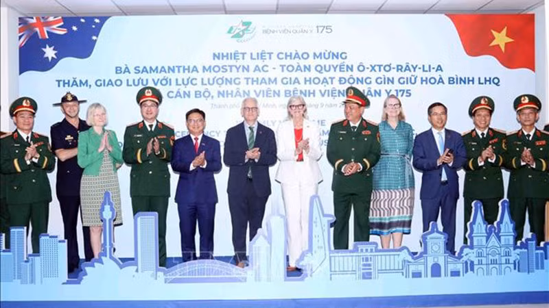 Генерал-полковник Нгуен Чыонг Тханг приветствует Генерал-губернатора Австралии Саманту Мостин и ее супруга во время их визита в Военный госпиталь №175. (Фото: ВИА)