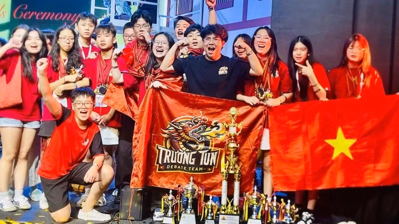 Вьетнамские участники на церемонии награждения.