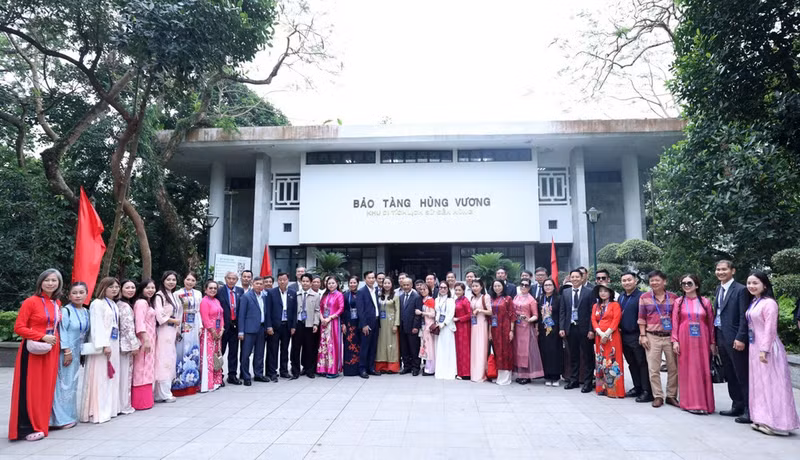 Делегация посещает Музей королей Хунгов.