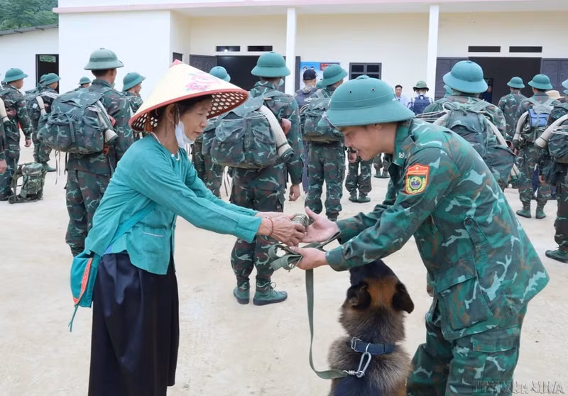 Трогательные минуты прощания с молодыми военнослужащими 316-й дивизии после полумесяца участия в поисках пропавших без вести вследствие тайфуна № 3 в деревне Ну, уезд Баоен, провинция Лаокай (сентябрь 2024 г.). (Фото: ВИА)
