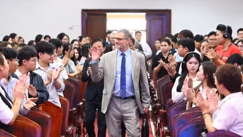 Посол Франции во Вьетнаме Оливье Броше и многочисленные преподаватели, сотрудники и студенты Университета социальных и гуманитарных наук.