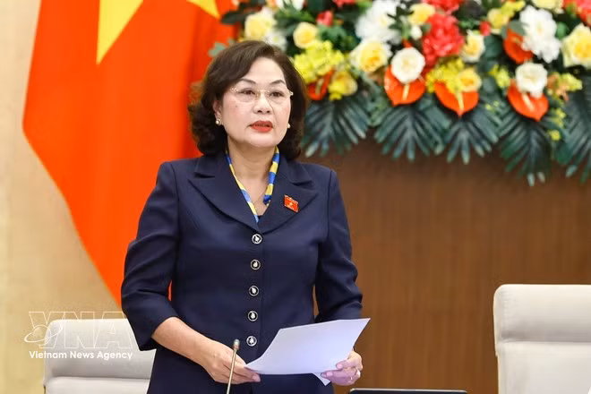 Заместитель председателя Национального собрания Нгуен Тхи Хонг ведёт заседание. (Фото: ВИА)