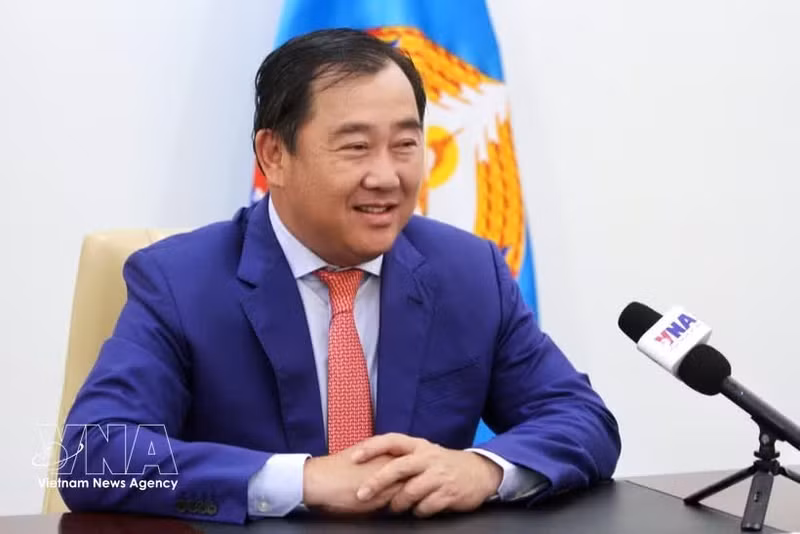 Суос Яра, первый заместитель руководителя Комиссии по внешним связям Центрального комитета, официальный представитель Народной партии Камбоджи, даёт интервью Вьетнамскому информационному агентству о значении визита в Камбоджу члена Политбюро, постоянного члена Секретариата Чан Кам Ту. (Фото: ВИА)