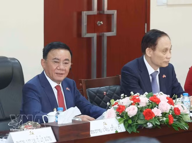 Постоянный член Секретариата Чан Кам Ту выступает на переговорах с постоянным членом Секретариата Центрального комитета Народно-революционной партии Лаоса Вилаем Лакхамфонгом. (Фото: ВИА)