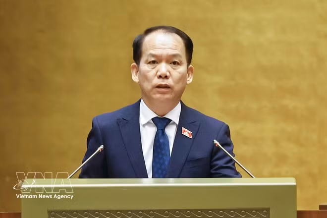 Министр юстиции Хоанг Тхань Тунг, по поручению Премьер-министра, представил доклад на заседании. (Фото: ВИА)