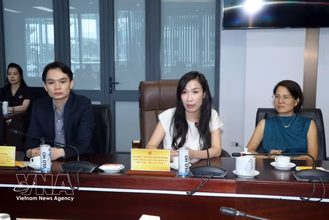 Рэйчел Нгуен Изеншмид — генеральный секретарь Швейцарско-вьетнамского экономического форума (SVEF) (в белом), на мероприятии по сотрудничеству с провинцией Виньлонг, июль 2025 года. (Фото: ВИА)