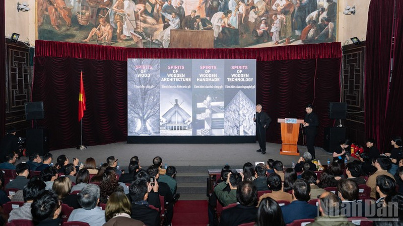 Мероприятие прошло в актовом зале Нгюиньыконтум Ханойского государственного университета – одном из знаковых архитектурных объектов столицы.