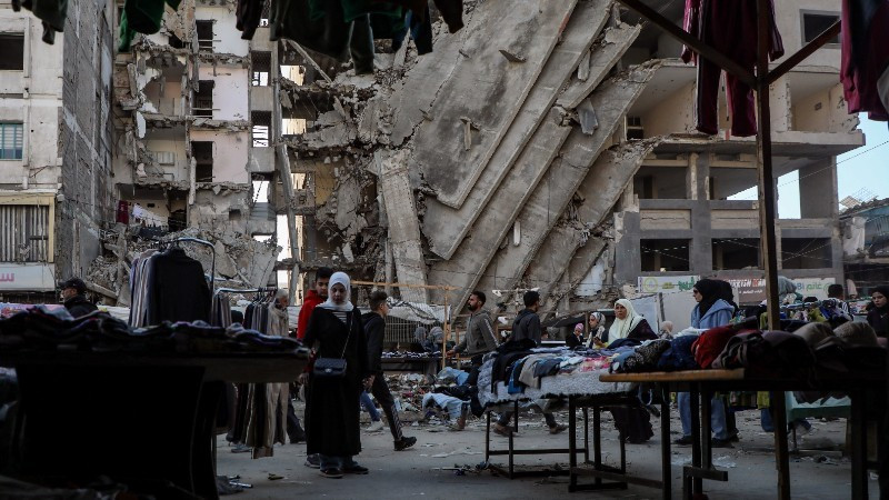 Жители на одном из рынков в секторе Газа, 15 января 2026 года. (Фото: Синьхуа/ВИА)