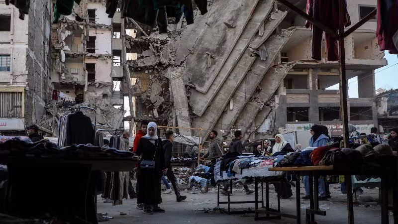 Жители на одном из рынков в секторе Газа, 15 января 2026 года. (Фото: Синьхуа/ВИА)