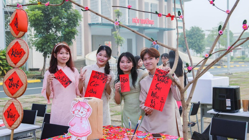 Студенты Вьетнамско-японского университета с энтузиазмом участвуют в программе «Вьетнамско-японский Тэт – 2026».