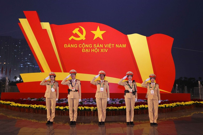 Подразделения дорожной полиции несут службу в районе главного вестибюля Национального конференц-центра. (Фото: ВИА)