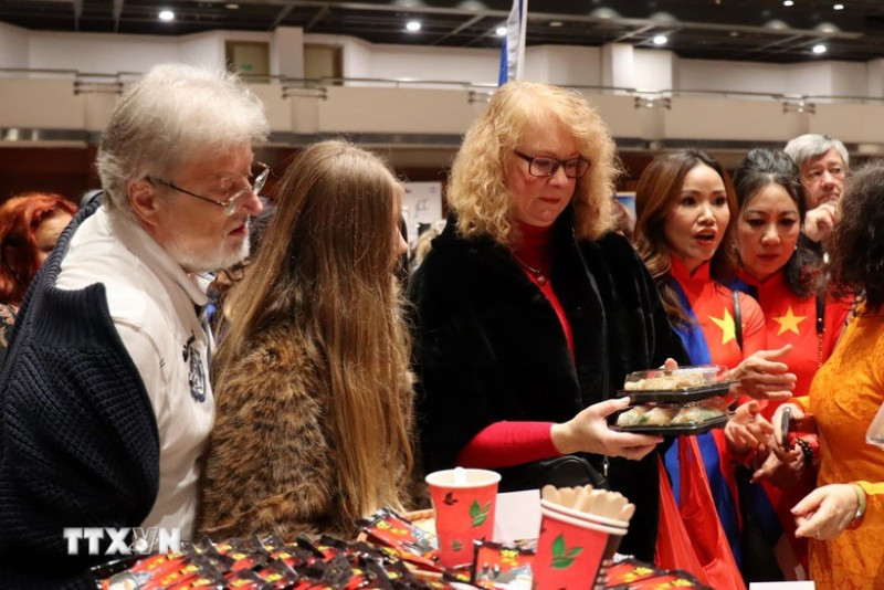 Посетители с интересом пробовали блюда вьетнамской кухни на стенде Вьетнама. (Фото: ВИА)