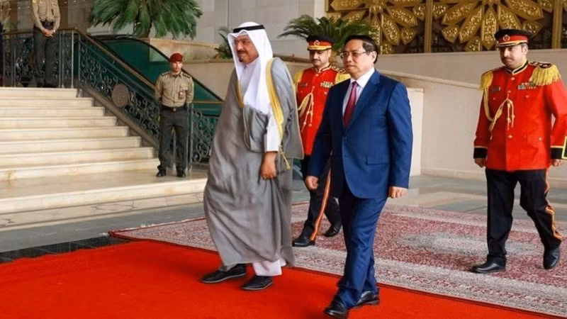 Премьер-министр Кувейта шейх Ахмед Абдулла аль-Ахмед ас-Сабах председательствует на официальной церемонии встречи Премьер-министра Вьетнама Фам Минь Тьиня. (Фото: ВИА)