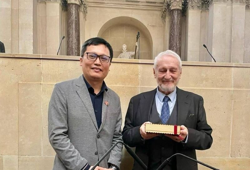 Доцент, кандидат наук Нгуен Туан Кыонг стал вторым вьетнамцем, избранным членом-корреспондентом Французской академии надписей и изящной словесности.