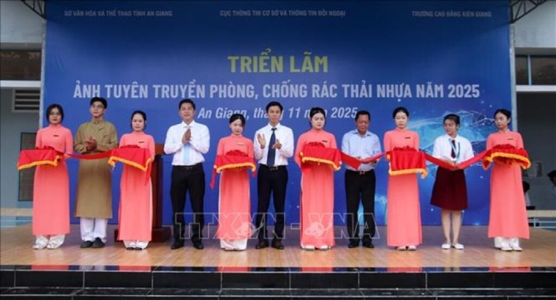 Делегаты разрезают ленту в знак открытия выставки. (Фото: ВИА)