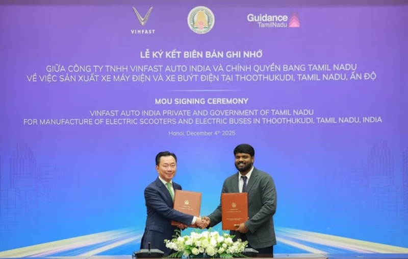 4 декабря 2025 года VinFast и правительство штата Тамилнад (Индия) подписали меморандум о взаимопонимании (MoU) о выделении дополнительно около 200 гектаров земли в промышленной зоне SIPCOT города Туттикорин для расширения существующего производственного комплекса компании. (Фото: nguoiquansat.vn)