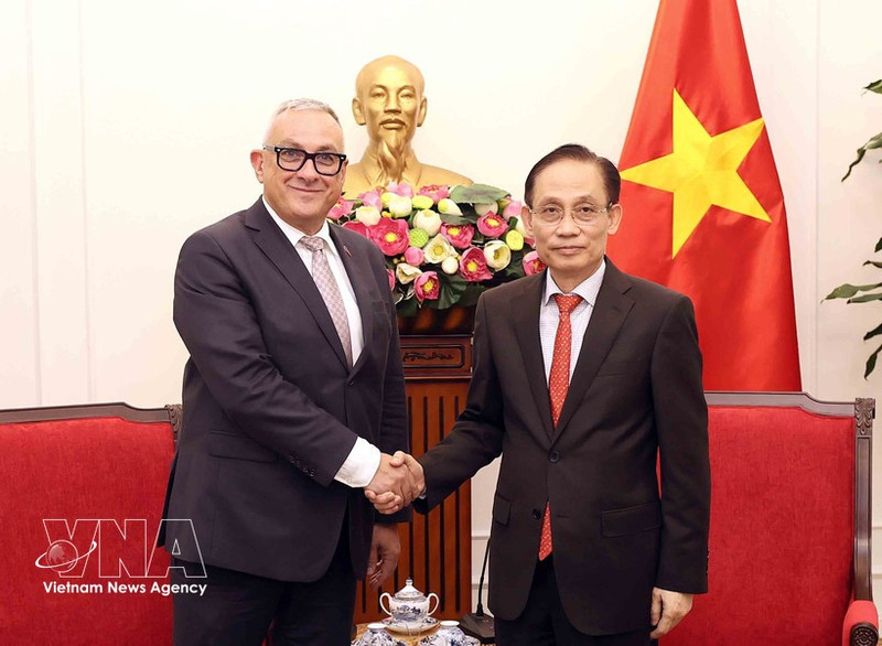 Министр иностранных дел Ле Хоай Чунг принимает комиссара ЕС по международному партнёрству Йозефа Сикелу. (Фото: ВИА)