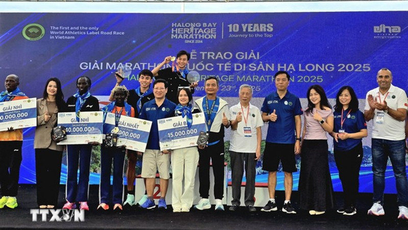 Организаторы награждают победителей и фотографируются со спортсменами, показавшими высокие результаты. (Фото: ВИА)