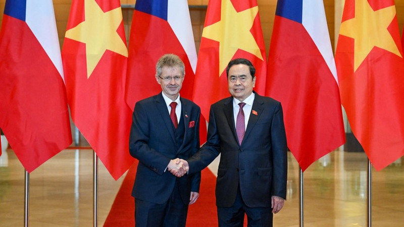 Председатель Национального собрания Вьетнама Чан Тхань Ман и Председатель Сената Парламента Чешской Республики Милош Выстрчил. (Фото: Зюи Линь)