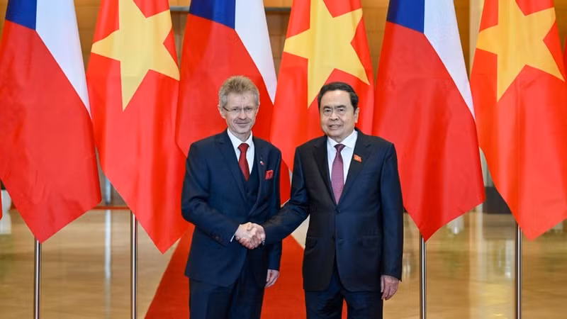 Председатель Национального собрания Вьетнама Чан Тхань Ман и Председатель Сената Парламента Чешской Республики Милош Выстрчил. (Фото: Зюи Линь)